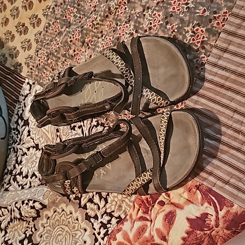 Women's size 7 Merrell select grip sandals.